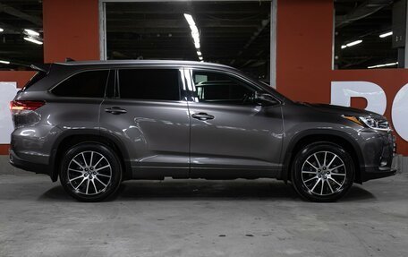 Toyota Highlander III, 2018 год, 4 498 000 рублей, 4 фотография