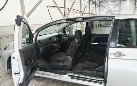Toyota ISis I, 2011 год, 980 000 рублей, 3 фотография