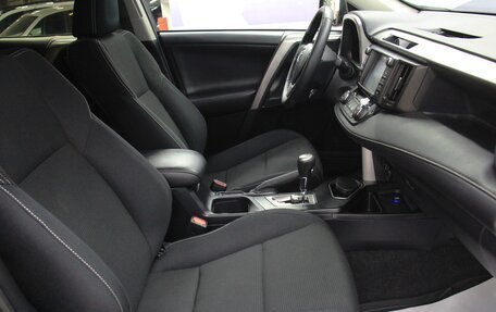Toyota RAV4, 2016 год, 2 295 000 рублей, 28 фотография