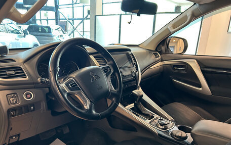 Mitsubishi Pajero Sport III рестайлинг, 2017 год, 2 690 000 рублей, 12 фотография
