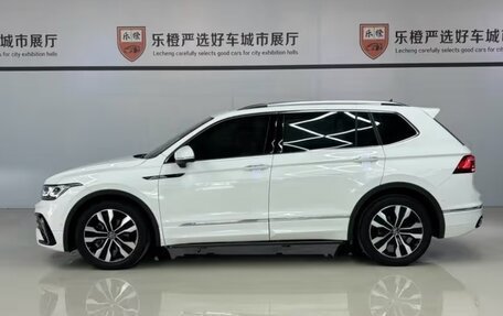 Volkswagen Tiguan II, 2022 год, 2 352 000 рублей, 5 фотография