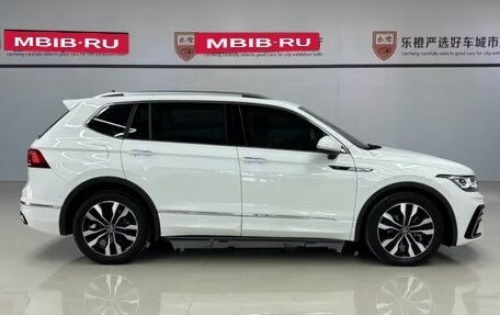 Volkswagen Tiguan II, 2022 год, 2 352 000 рублей, 9 фотография
