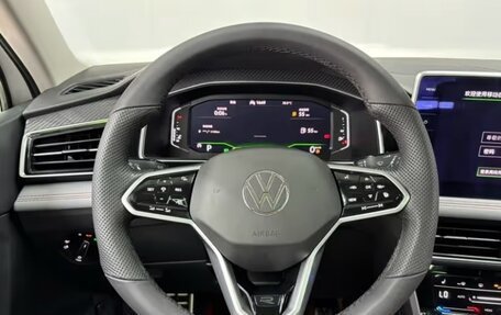 Volkswagen Tiguan II, 2022 год, 2 352 000 рублей, 14 фотография