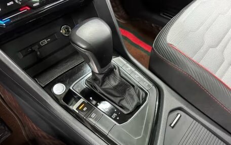 Volkswagen Tiguan II, 2022 год, 2 352 000 рублей, 17 фотография