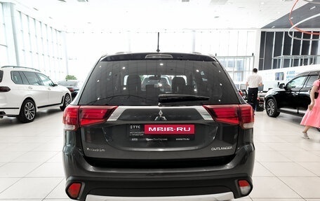 Mitsubishi Outlander III рестайлинг 3, 2015 год, 1 570 000 рублей, 10 фотография