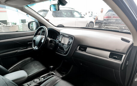 Mitsubishi Outlander III рестайлинг 3, 2015 год, 1 570 000 рублей, 15 фотография