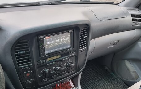 Toyota Land Cruiser 100 рестайлинг 2, 2001 год, 1 950 000 рублей, 2 фотография