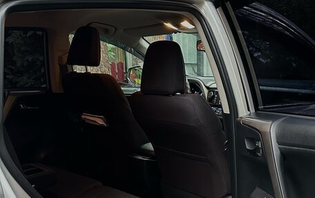 Toyota RAV4, 2018 год, 2 800 000 рублей, 14 фотография