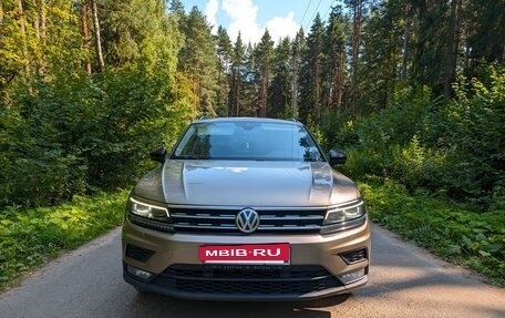 Volkswagen Tiguan II, 2019 год, 2 400 000 рублей, 2 фотография