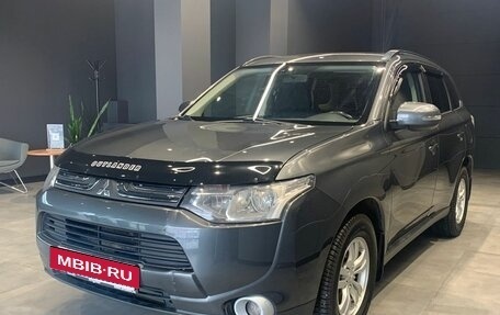 Mitsubishi Outlander III рестайлинг 3, 2013 год, 1 585 000 рублей, 4 фотография