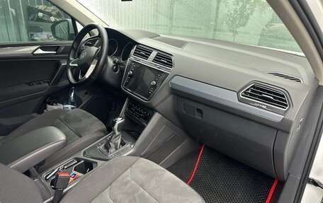 Volkswagen Tiguan II, 2021 год, 2 800 000 рублей, 21 фотография