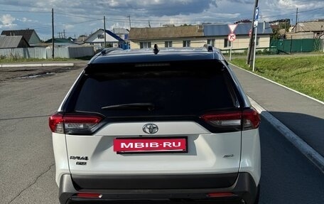 Toyota RAV4, 2021 год, 3 600 000 рублей, 9 фотография