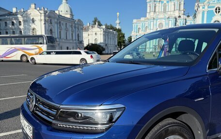 Volkswagen Tiguan II, 2018 год, 2 400 000 рублей, 2 фотография
