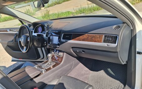 Volkswagen Touareg III, 2011 год, 2 950 000 рублей, 21 фотография