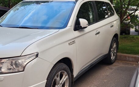 Mitsubishi Outlander III рестайлинг 3, 2014 год, 1 900 000 рублей, 2 фотография