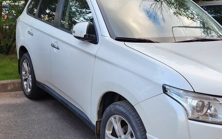 Mitsubishi Outlander III рестайлинг 3, 2014 год, 1 900 000 рублей, 3 фотография