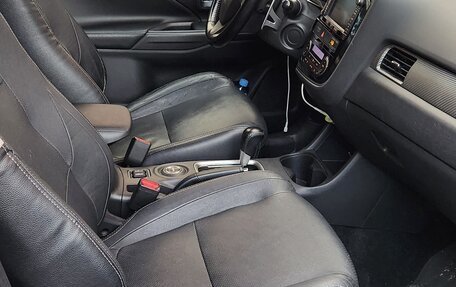 Mitsubishi Outlander III рестайлинг 3, 2014 год, 1 900 000 рублей, 8 фотография