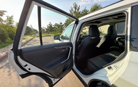 Toyota RAV4, 2025 год, 3 660 000 рублей, 28 фотография