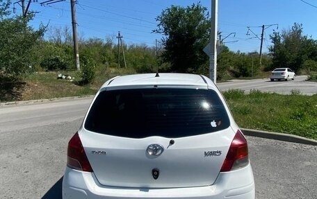 Toyota Yaris III рестайлинг, 2009 год, 600 000 рублей, 3 фотография