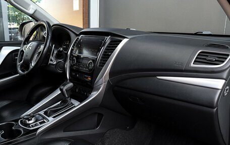 Mitsubishi Pajero Sport III рестайлинг, 2017 год, 2 850 000 рублей, 10 фотография
