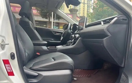 Toyota RAV4, 2021 год, 2 500 000 рублей, 5 фотография