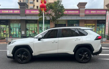 Toyota RAV4, 2021 год, 2 500 000 рублей, 14 фотография
