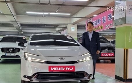 Toyota Prius IV XW50, 2024 год, 3 000 000 рублей, 2 фотография