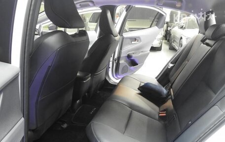 Toyota Prius IV XW50, 2024 год, 3 000 000 рублей, 8 фотография