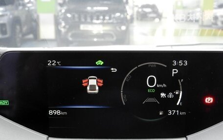Toyota Prius IV XW50, 2024 год, 3 000 000 рублей, 12 фотография