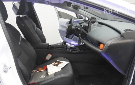 Toyota Prius IV XW50, 2024 год, 3 000 000 рублей, 9 фотография