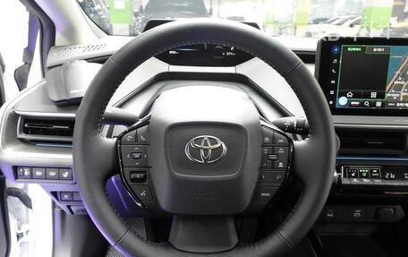 Toyota Prius IV XW50, 2024 год, 3 000 000 рублей, 13 фотография