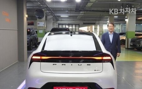 Toyota Prius IV XW50, 2024 год, 3 000 000 рублей, 5 фотография