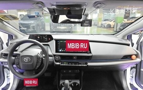 Toyota Prius IV XW50, 2024 год, 3 000 000 рублей, 11 фотография