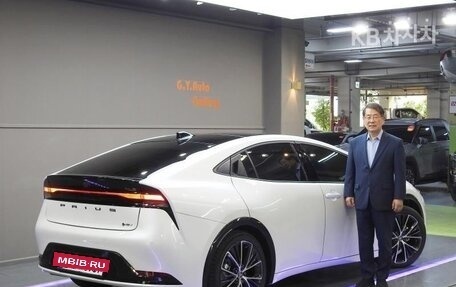Toyota Prius IV XW50, 2024 год, 3 000 000 рублей, 4 фотография
