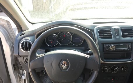 Renault Logan II, 2017 год, 740 000 рублей, 6 фотография