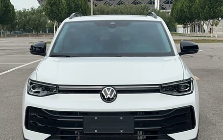 Volkswagen Tharu, 2024 год, 1 830 000 рублей, 2 фотография