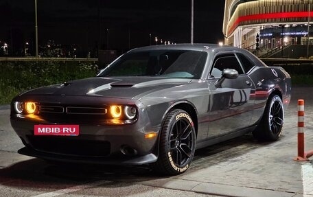 Dodge Challenger III рестайлинг 2, 2020 год, 4 200 000 рублей, 3 фотография