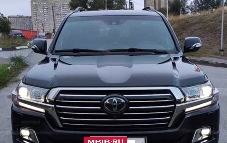 Toyota Land Cruiser 200, 2018 год, 6 300 000 рублей, 1 фотография