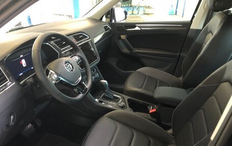 Volkswagen Tiguan II, 2018 год, 2 499 000 рублей, 13 фотография