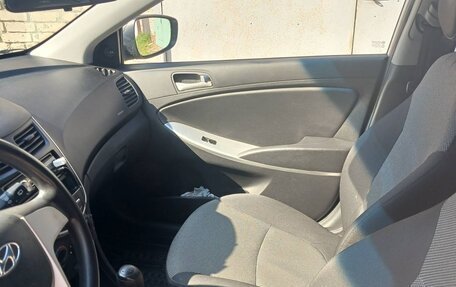 Hyundai Solaris II рестайлинг, 2011 год, 600 000 рублей, 8 фотография