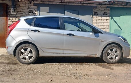 Hyundai Solaris II рестайлинг, 2011 год, 600 000 рублей, 2 фотография