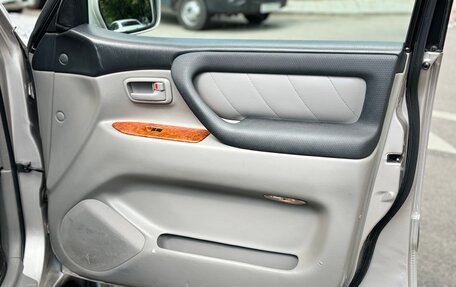 Toyota Land Cruiser 100 рестайлинг 2, 2004 год, 1 630 000 рублей, 10 фотография