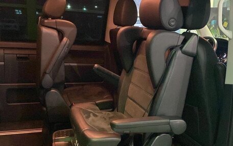 Volkswagen Multivan T6 рестайлинг, 2019 год, 3 700 000 рублей, 2 фотография