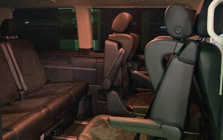 Volkswagen Multivan T6 рестайлинг, 2019 год, 3 700 000 рублей, 8 фотография
