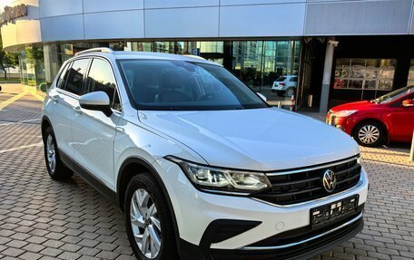 Volkswagen Tiguan II, 2021 год, 2 500 000 рублей, 2 фотография