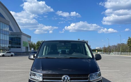 Volkswagen Multivan T6 рестайлинг, 2019 год, 3 990 000 рублей, 2 фотография