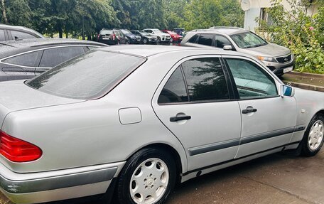 Mercedes-Benz E-Класс, 1998 год, 550 000 рублей, 4 фотография