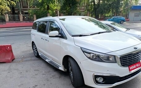 KIA Carnival III, 2017 год, 1 900 000 рублей, 2 фотография