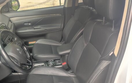 Mitsubishi Outlander III рестайлинг 3, 2019 год, 2 125 000 рублей, 6 фотография