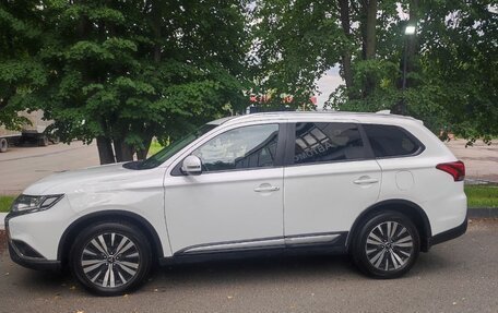 Mitsubishi Outlander III рестайлинг 3, 2019 год, 2 125 000 рублей, 10 фотография